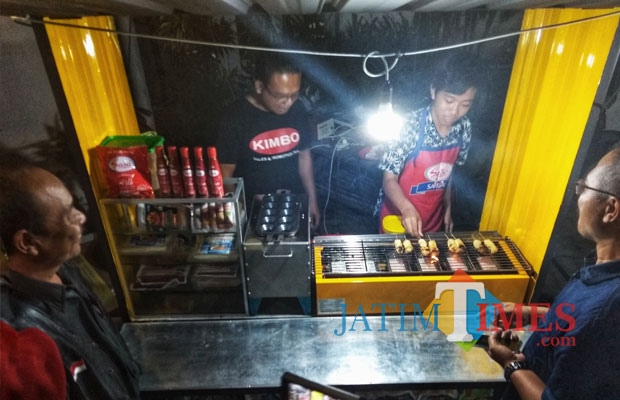 Kepala Satpol PP Kota Kediri Ali Muklis (kanan) bersama Kasi Trantibum Nur Khamid (kiri) saat opening waralaba di kantor satpol PP. (eko Arif s /JatimTIMES)