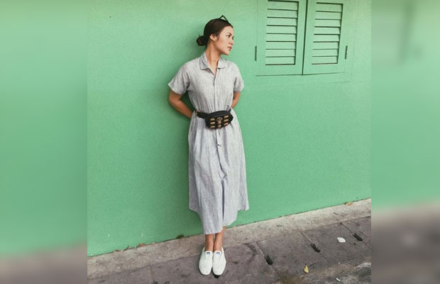 Raisa terlihat casual dan stylist dengan waist bagnya