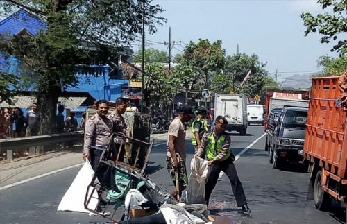 Kondisi korban sesaat setelah terjadinya kecelakaan di Gondang. / Foto : Dokpol / Tulungagung TIMES