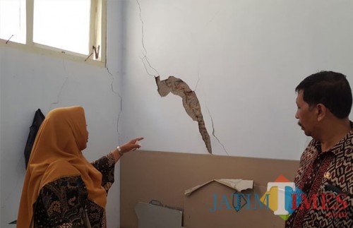 Salah satu sekolah yang gedungnya retak akibat gempa bumi. (Foto Heru Hartanto Situbondo TIMES)