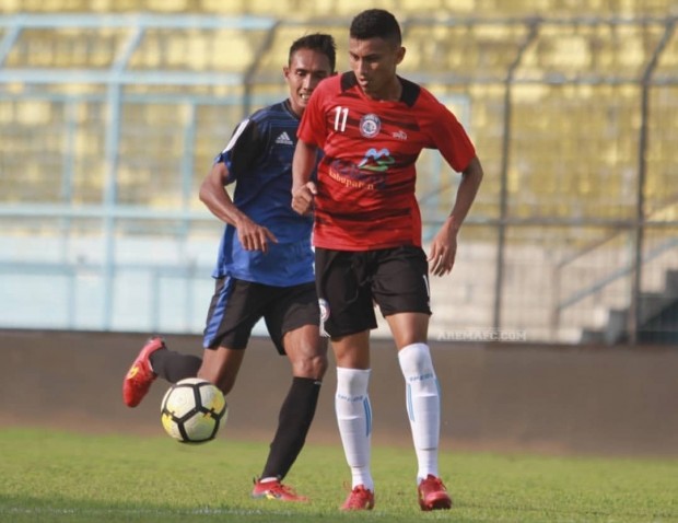 Rivaldi Bawuo saat menjalani ujicoba di Stadion Kanjuruhan (instagram @aremafcofficial)