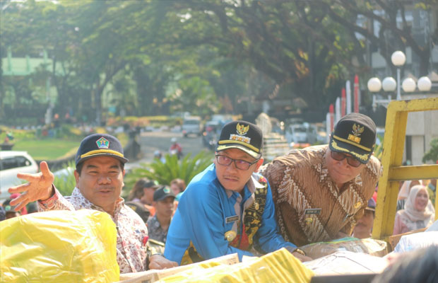Walikota Malang Sutiaji (tengah), Wakil Wali Kota Malang Sofyan Edi Jarwoko (kanan), dan Sekretaris Daerah Kota Malang Wasto (kiri) saat meninjau truk penyalur bantuan di Balai Kota Malang, Kamis (11/10/2018). (Humas Pemkot Malang for MalangTIMES)