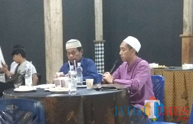 Gus Melvin Zainul Azikin yang akrab disebut Gus Iing,saat menjelaskan rangkaian acara peringatan Hari Santri. (Eko Arif S / JatimTIMES)