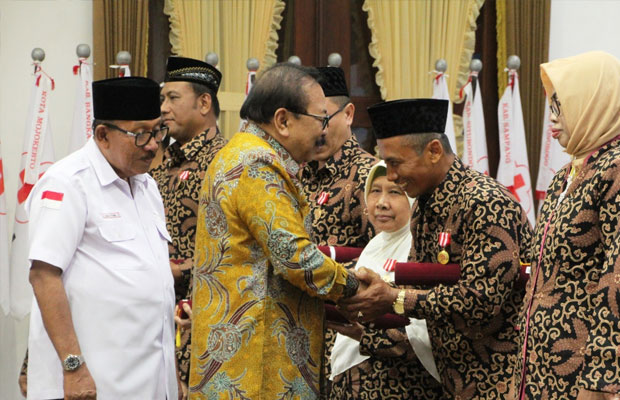 Gubernur Jatim Soekarwo saat memberikan penghargaan kepada para pendonor darah.