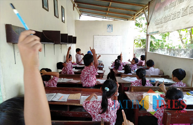 Siswa kelas 2 SDN Serut tetap semangat belajar meski di ruang seadanya (foto : Joko Pramono/ JatimTIMES)