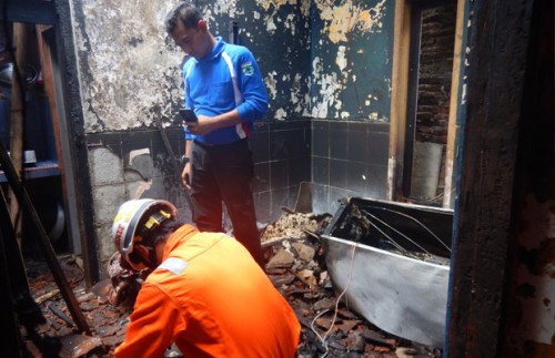 Petugas saat memadamkan kebakatan di rumah Sunardi Jl Suropati, Kecamatan Batu Jumat (19/10/2018). (Foto: Istimewa)
