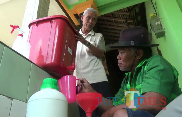 Mohammad Zaini saat melakukan proses pembuatan agens hayati. (eko Arif s /JatimTimes)