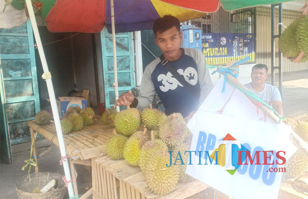 Salah satu pedagang durian di Jl. Ahmad Yani Lumajang. (Foto: Pawitra/JatimTIMES)