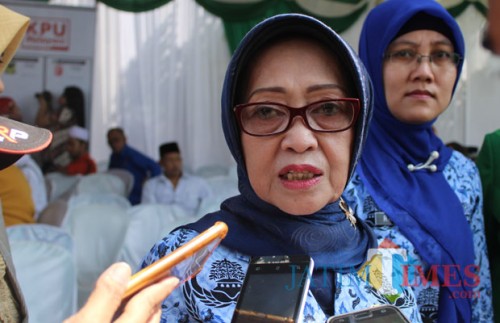 Bupati Jombang, Hj Mundjidah Wahab Saat Diwawancarai. (Foto : Adi Rosul / JombangTIMES)