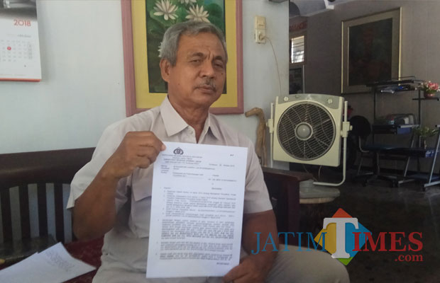 Ilyas Karnoto menunjuklan SP2HP dari penyidik Polda Jatim tentang naiknya status 7 pengurus versi akta 31 tahun 2014 jadi tersangka.