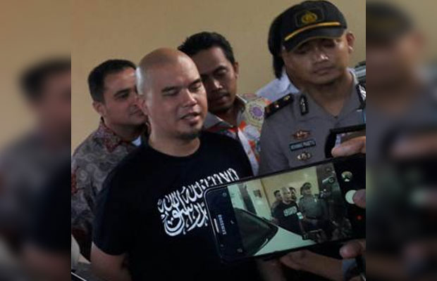 Ahmad Dhani saat mendatangi Polda Jatim. (Istimewa)