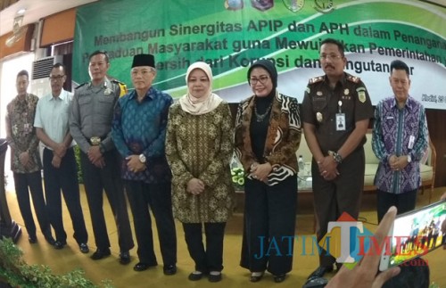 Bupati Kediri Hj Haryanti Sutrisno bersama Inspektorat Jenderal Kemendagri Sri Wahyuningsih saat foto bersama usai acara. (eko Arif s /JatimTimes)