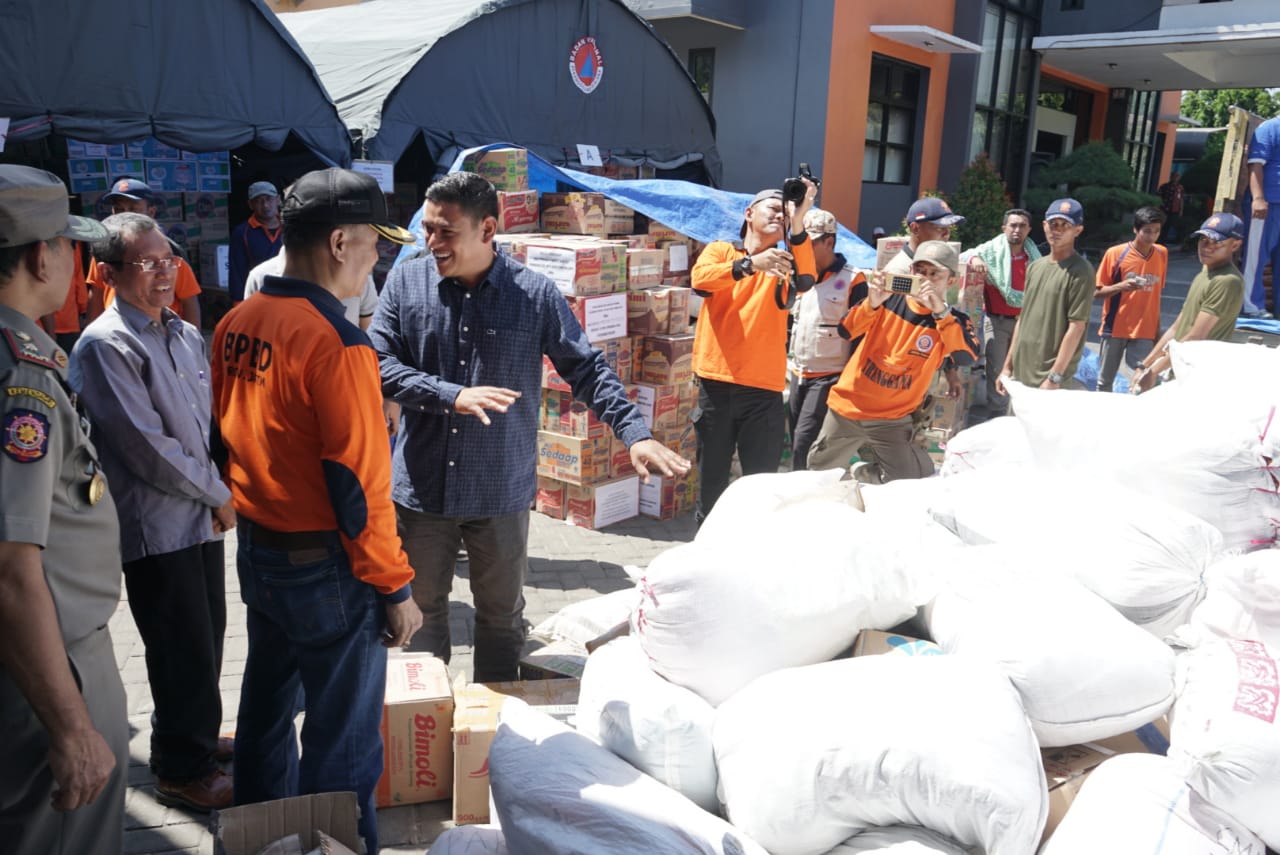 Wali Kota Kediri Abdullah Abu Bakar menyerahkan bantuan untuk korban bencana tsunami dan gempa di Palu, Sigi, dan Donggala, Jumat (26/10) di Dinas Sosial (Dinsos) Provinsi Jawa Timur. (Foto: Ist)