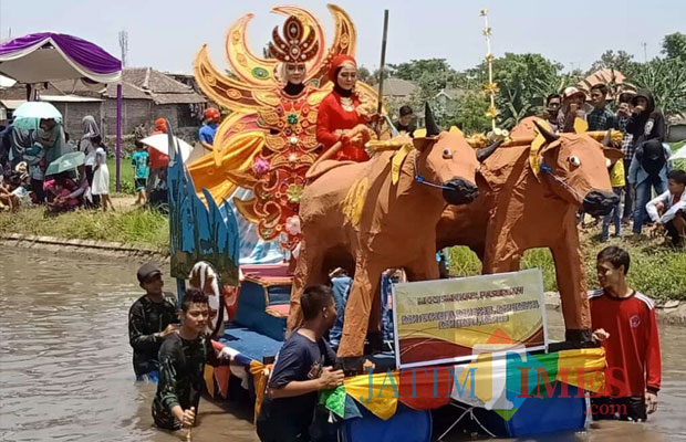 Rakit peserta Carnival on The River. (Foto: Arishandi)