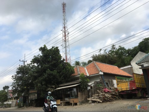 Posisi tower yang didirikan di tengah pemukiman dan menuai kecaman dari warga Desa Sananrejo, Kecamatan Turen. (Foto : Ashaq Lupito/MalangTIMES)