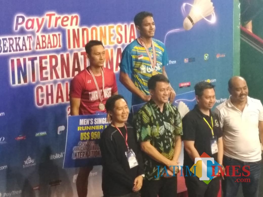 Chico Aura Dwi saat naik ke podium juara.