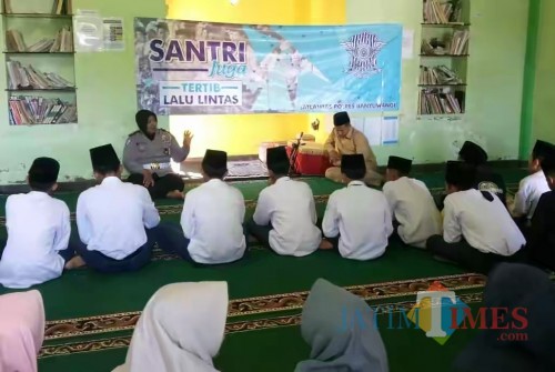 Kanit Dikyasa Iptu Datik Hariati saat sosialisasi ke ponpes Al Anwari Kertosari Banyuwangi
