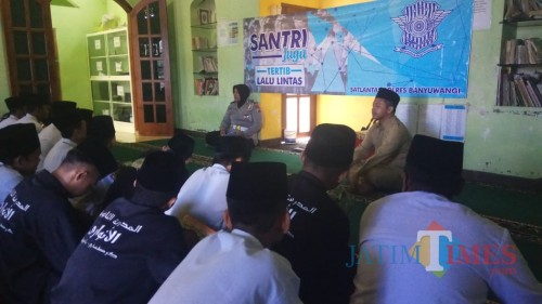 Kanit Dikyasa Satlantas Polres Banyuwangi menyampaikan materi keselamatan berlalu lintas pada Santri Ponpes Al-anwari