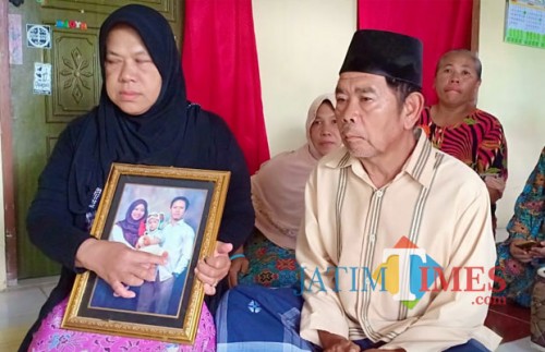 Orang tua Haska menunjukkan foto Haska bersama anak dan istrinya.(Foto : Team BlitarTIMES)
