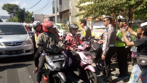 Wakapolres Jember Kompol Bagus Ichwan saat membagikan selebaran untuk sosialisasi Operasi Zebra (foto : Moh. Ali Makrus / JatimTIMES)