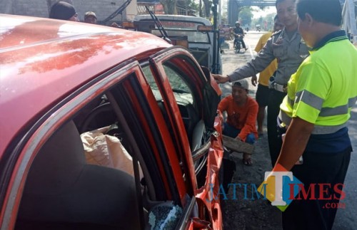 Polisi melakukan olah TKP kecelakaan di Jalan Raya Desa Pasirharjo.(Foto : Humas Polres Blitar for BlitarTIMES)