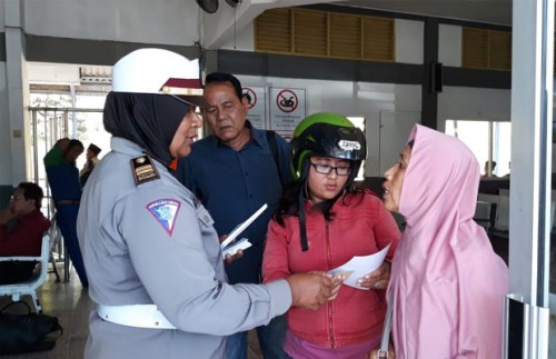 Iptu Datik berinteraksi dengan masyarakat di sekitar Stasiun Karangasem.