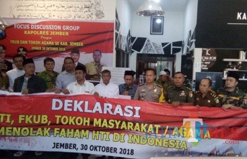 Polres Jember, FKUB, GP Ansor, dan tokoh lainnya dalam Delarasi tolak radikalisme dan perang terhadap hoax (foto : Moh. Ali Makrus / Jatim TIMES)