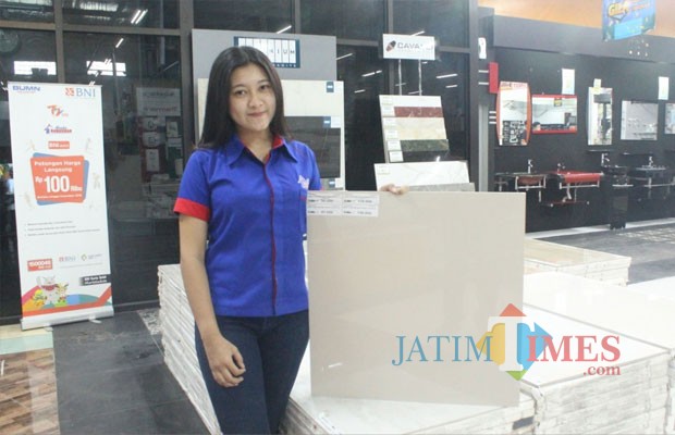 Karyawan menunjukkan Granit Serenity spesial potongan harga khusus.(Foto : Aunur Rofiq/BlitarTIMES)