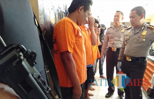 Kapolres saat menasehati pelaku pengedar sabu ( foto : Joko Pramono/jatimtimes)