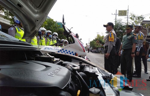 Kapolres bersama Forkopimda saat mengecek kesiapan Operasi Zebra (foto : Joko Pramono/JatimTIMES)