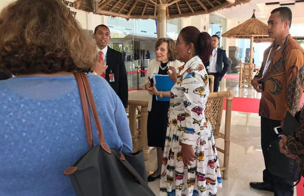 Menteri Kelautan dan Perikanan RI Susi Pudjiastuti mengenakan baju bergambar ikan-ikan.