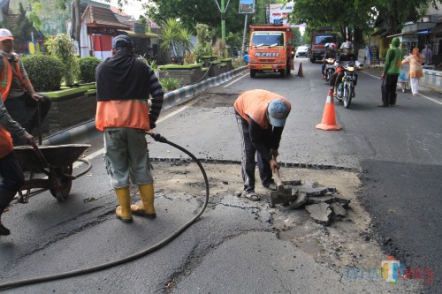Jalan raya Panglima Sudirman yang membawa korban, diperbaiki (Agus Salam/Jatim TIMES)
