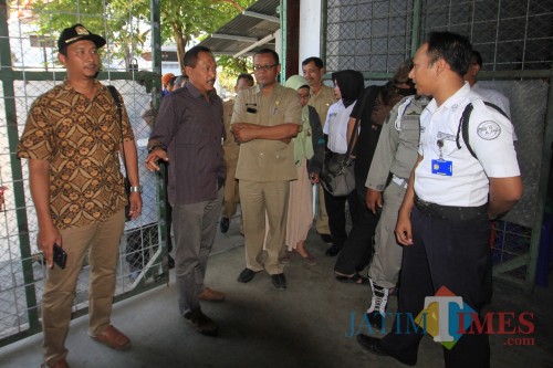 Kepala Disnakertrans Wahono (Berpakaian coklat berkacamata, mendampingi Ketua Komisi 3 DPRD Agus Riyanto saat sidak perusahaan garment beberapa waktu lalu (Agus Salam/Jatim TIMES)