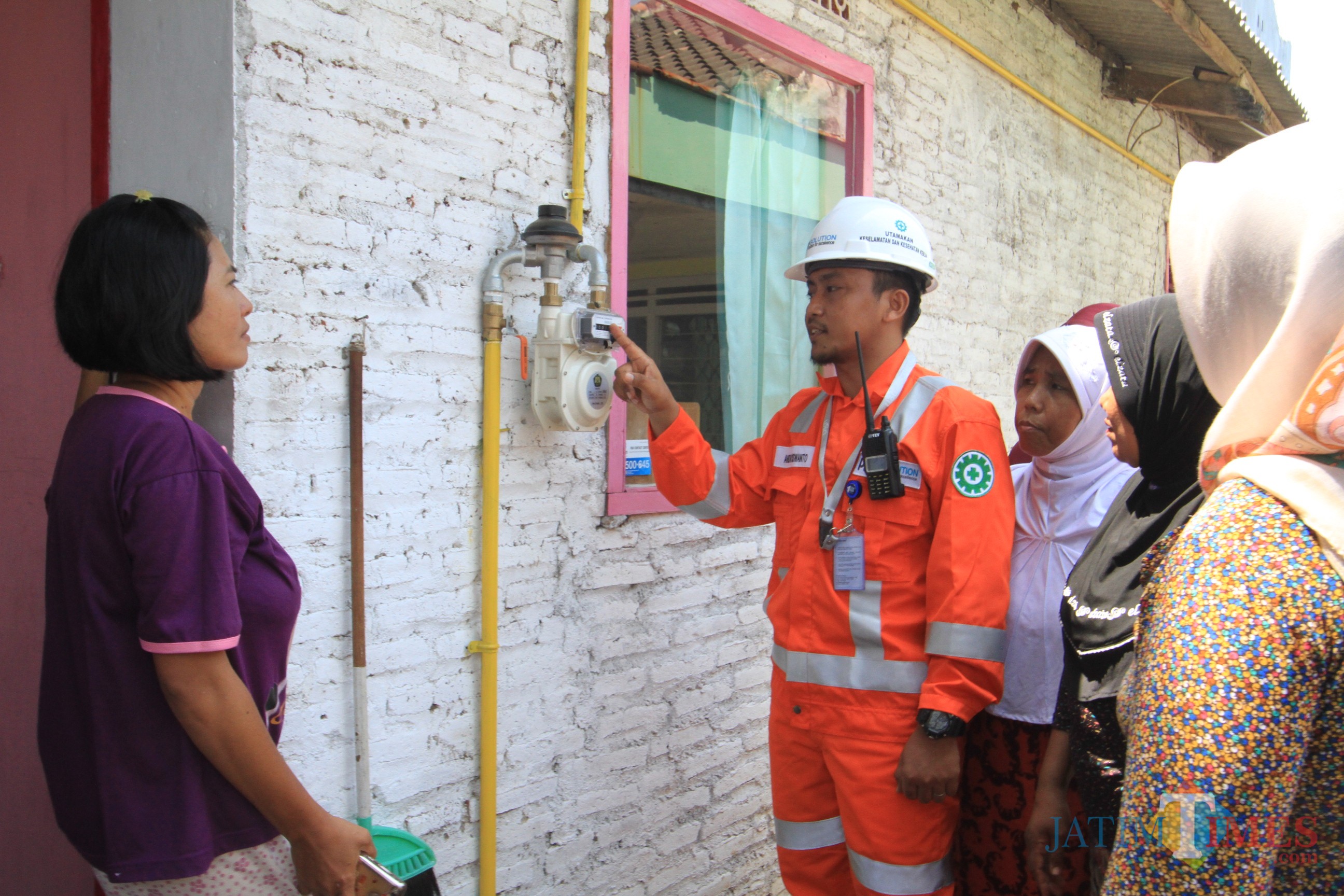 Sejumlah warga Kelurahan Jati, Kecamatan Mayangan, saat mendapat penjelasan dari petugas Jargas (Agus Salam/JatimTIMES)