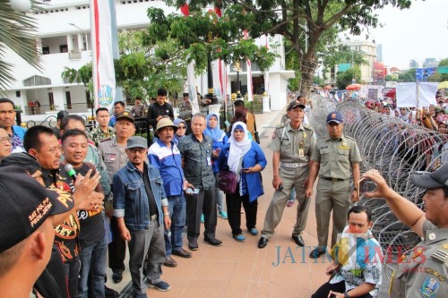 Ilustrasi buruh yang melakukan demo ke Kantor Gubernuran Jatim
