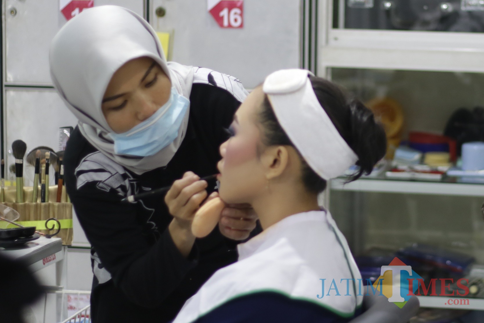 Suasana pelatihan mandiri di LPK Hello Beauty School Kota Kediri. (Foto: B. Setioko/JatimTIMES)