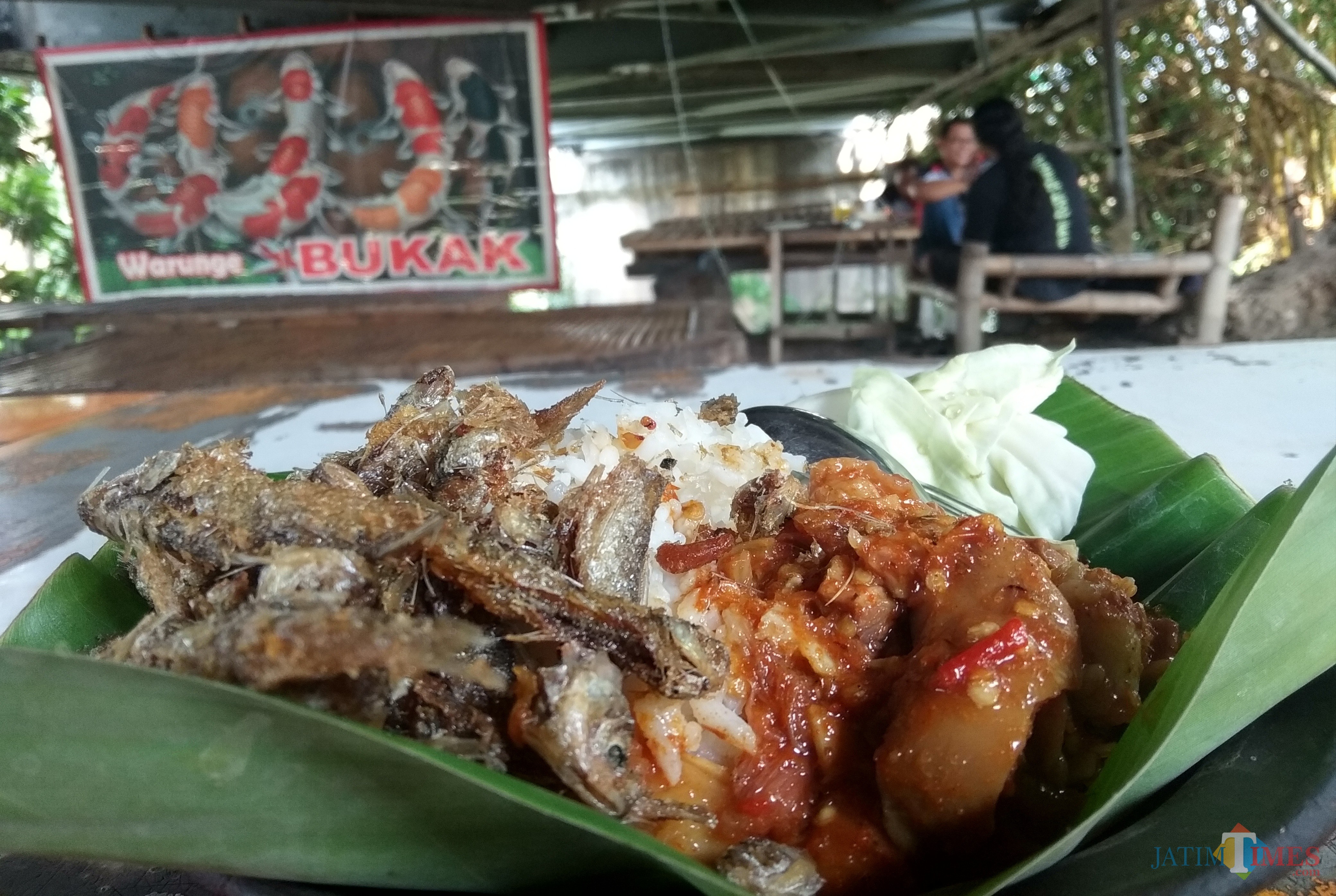 Nasi campur perpaduan antara ikan wader dan kikil. (eko Arif s /JatimTimes)