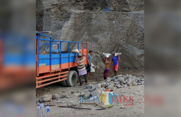 Para pekerja saat menggali pasir. (eko Arif s /JatimTimes)