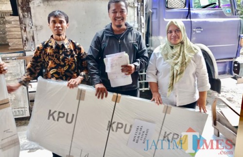 Komisioner KPU Kota Batu Erfanudin (kiri) saat menerima bilik suara di Kantor KPU Kota Batu. (Foto: istimewa)