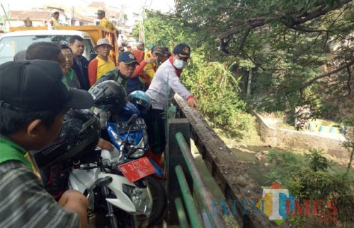 Sekda Kota Malang, Wasto (bertopi hitam pakai masker) saat meninjau aliran sungai kawasan Muharto (Hendra Saputra)