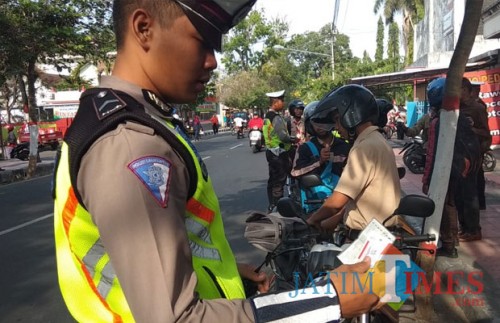 Polisi dari Satlantas Polres Blitar Kota merazia sejumlah pelajar.(Foto : Team BlitarTIMES)