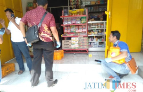 Tim inafis saat melakukan pendalaman di lokasi pembunuhan (Foto : Istimewa)