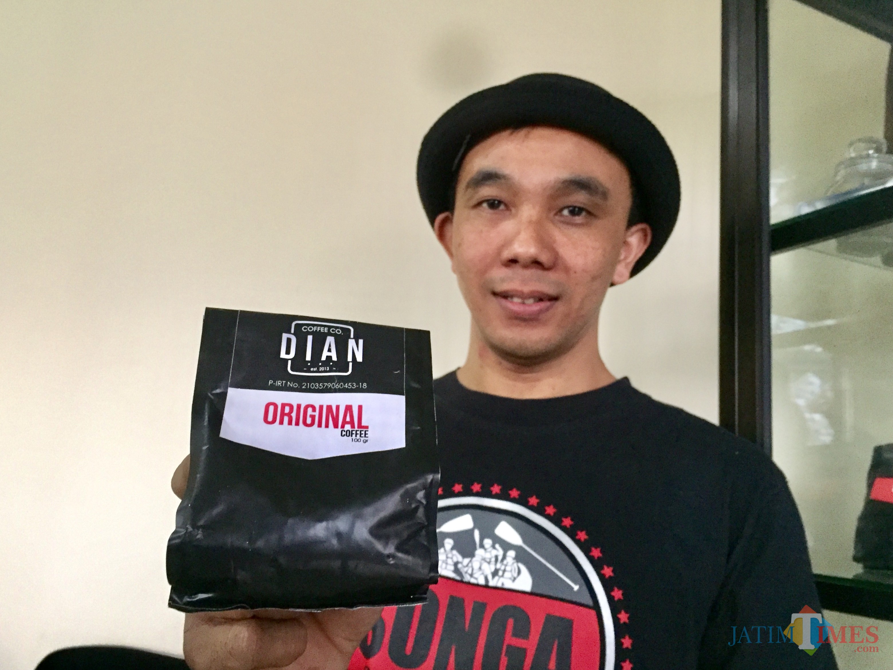 Slamet Kurniawan menunjukkan produk kopi arjuno arabika tipika di rumahnya Desa Bulukerto, Kecamatan Bumiaji. (Foto: Irsya Richa/MalangTIMES)