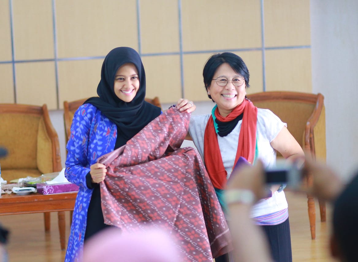 Ketua Dewan Kesenian Nasional Daerah (Dekranasda) Kota Kediri Ferry Silviana Abu Bakar (kiri) dan Dinny Jusuf, pendiri dan CEO Torajamelo (kanan). (Foto : Ist)