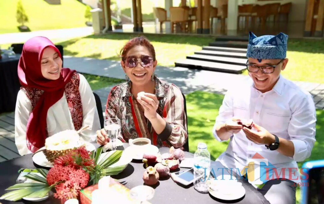 Menteri Susi (tengah) saat menikmati buah-buahan hasil Bumi Blambangan diapit Bupati Anas dan istri