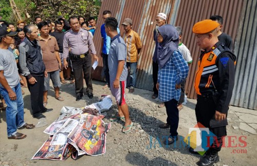 Korban ditutup koran setelah di ketahui tewas Tersambar KA di Gilang / Foto : Dokpol / Tulungagung TIMES