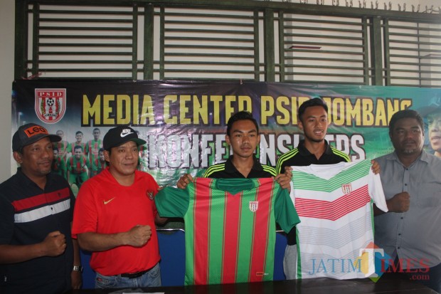Menunjukkan Jersey PSID Jombang, Kharis Bagus Wicaksono (kanan) dan Pusam Waluyo Ramadhan Saat Konferensi Pers. (Foto : Adi Rosul / JombangTIMES)