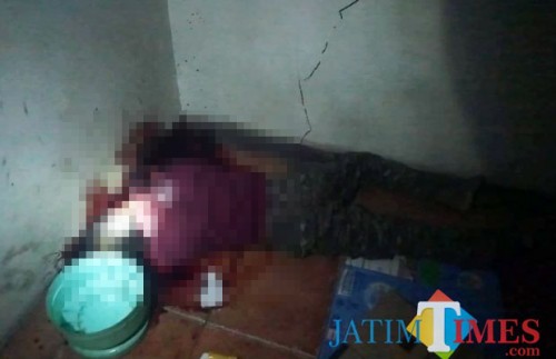 Kondisi Karim Mullah, korban perampokan dan pembunuhan, sesaat sebelum dievakuasi petugas kepolisian. (Foto : Camat Pakisaji for MalangTIMES)