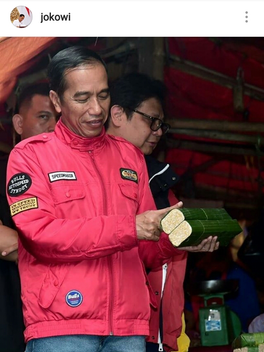 Saat blusukan ke Pasar Anyar Kota Tangerang, Presiden Joko Widodo berpose dengan memegang tempe dan seoalah sedang mengukurnya (@jokowi)
