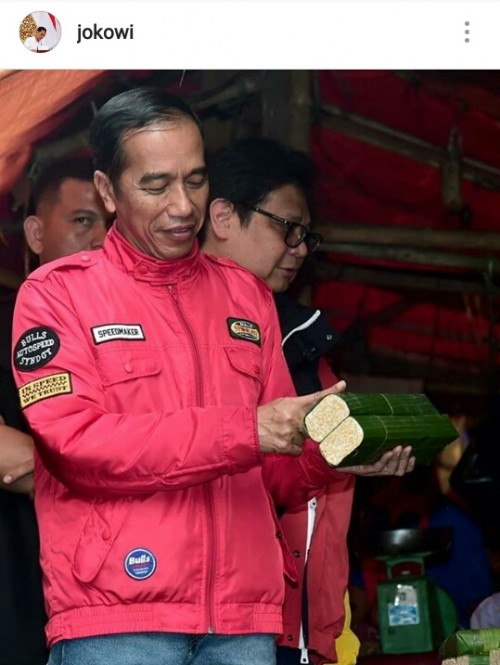 Saat blusukan ke Pasar Anyar Kota Tangerang, Presiden Joko Widodo berpose dengan memegang tempe dan seoalah sedang mengukurnya (@jokowi)